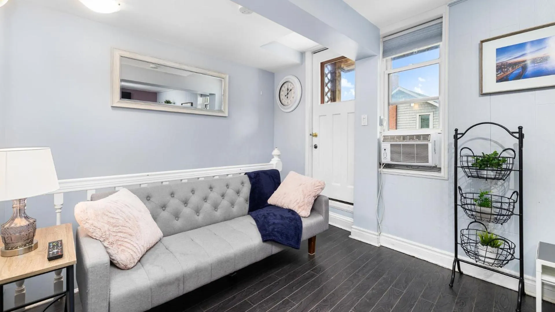 Stylish Ottawa Getaway For 6 Daire